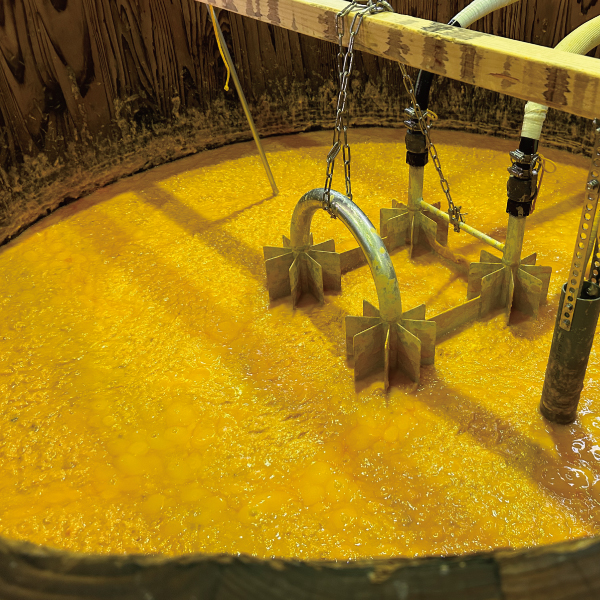 玉茜芋もろみの、木桶仕込みの様子