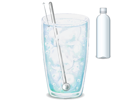 炭酸は、氷を避けてそっと注ぐ。